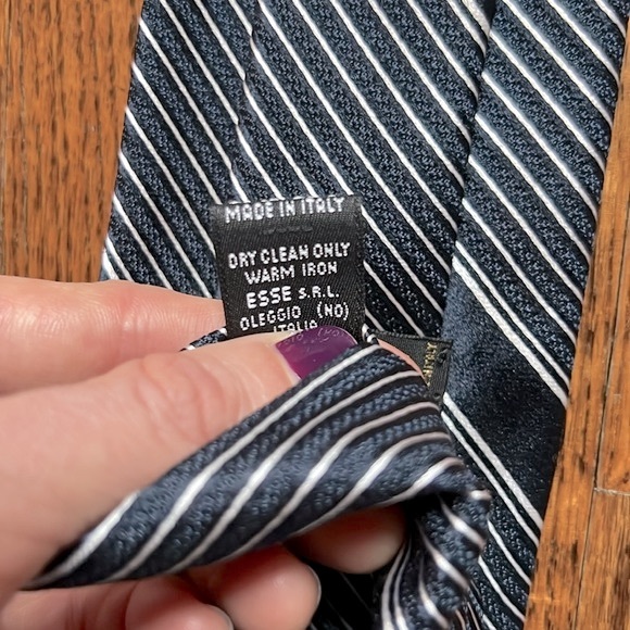 Valentino Men’s Navy Blue Striped Silk Neck Tie. Excellent condition. - Picture 5 of 5